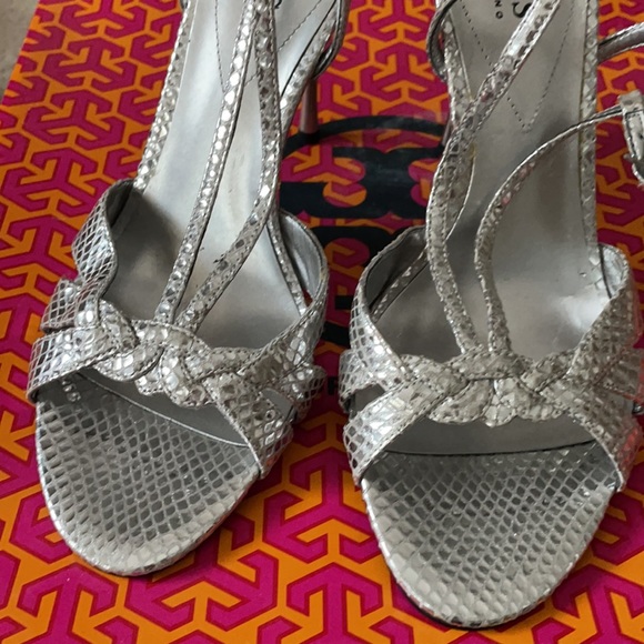 NWT Guess Silver Snake/Mirror Ball Pumps - Picture 2 of 4